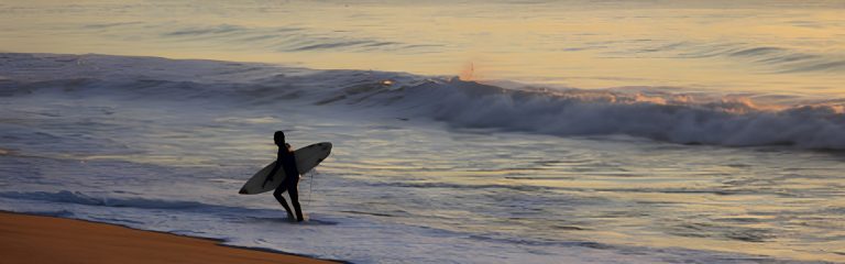 Surf à Biarritz : nos conseils pour s&rsquo;équiper et pratiquer au meilleur prix