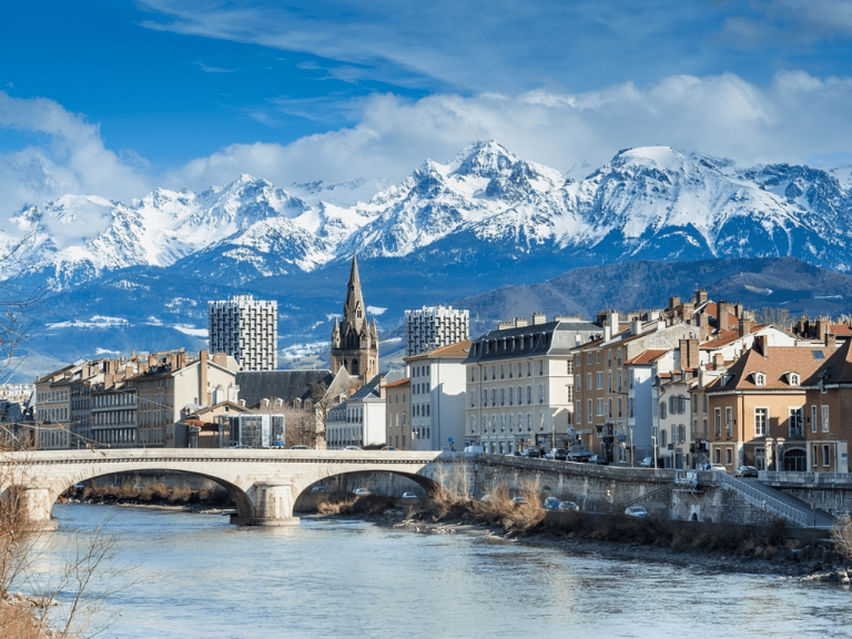 Location ski Grenoble : conseils et meilleures offres pour s’équiper cet hiver