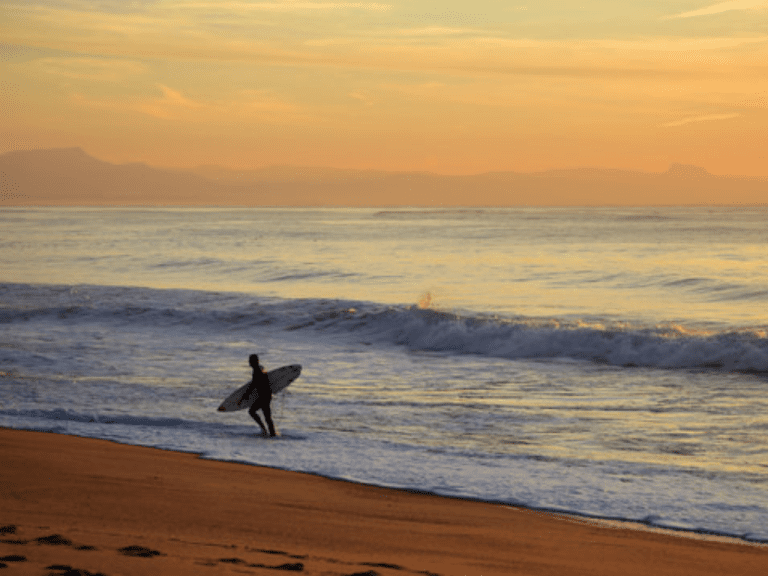 Surf à Biarritz : nos conseils pour s&rsquo;équiper et pratiquer au meilleur prix